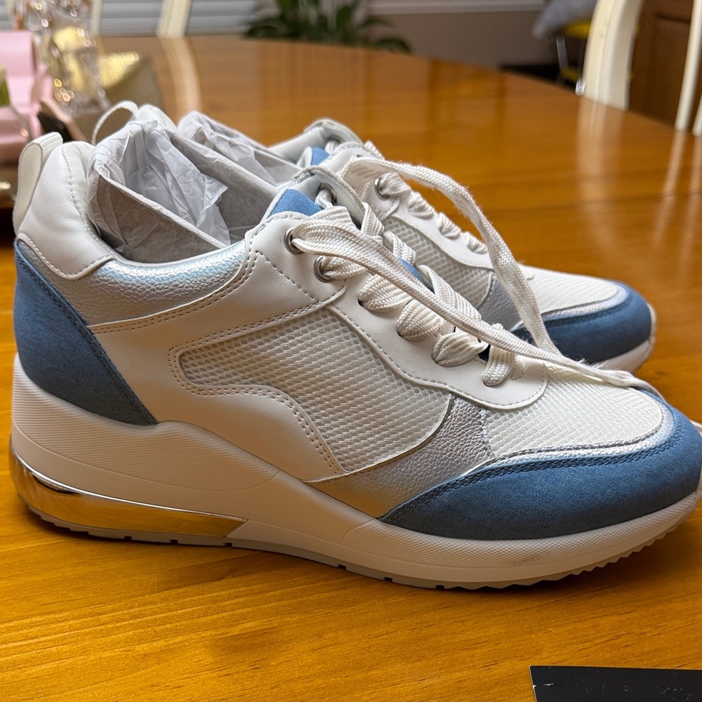 J Slides White and Light Blue Women's Fashion Sneakers 8.5M - Picture 1 of 12